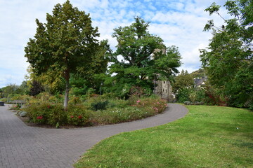 runder WEeg im Park in den Rheinanlagen von Braubach