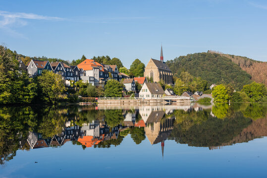 Blick &uuml;ber den Stausee auf den historischen Ortskern Beyenburgs sowie die Klosterkirche St. Maria Magdalena; Bergisches Land; Deutschland