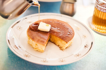 パンケーキにシロップをかける