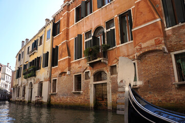 Fototapeta na wymiar Tourist atmosphere of ancient Venice - the city of canals, gondolas and ancient architecture