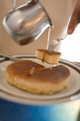 パンケーキにシロップをかける