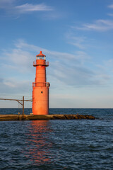 Obraz premium A Red Breakwater Lighthouse Along Lake Michigan