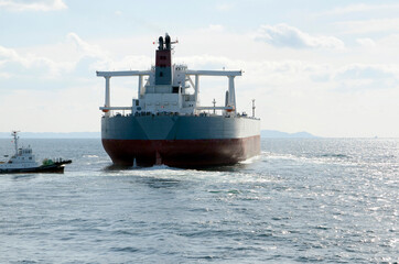 海上の貨物船