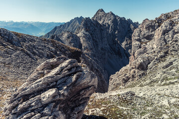 Berge der Nordkette im Sonnenschein bei blauem Himmel