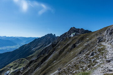 Naklejka premium Berge der Nordkette im Sonnenschein bei blauem Himmel