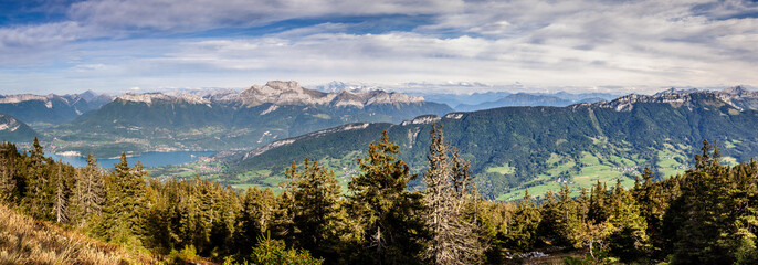 Vue panoramique du lac d'Annecy depuis le Semnoz