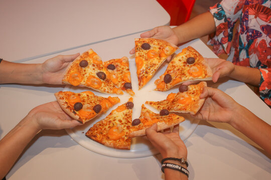 amigos comendo pizza 