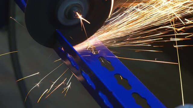 Detalle de las chispas producidas al Corte de un  angulo de hierro con una amoladora