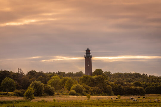 Leuchtturm Neuland in der Abenddämmerung