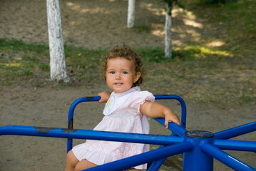 Fototapeta na wymiar little child on a swing