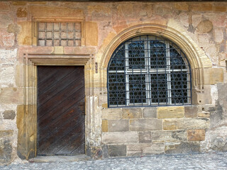 Alte Fassade mit alter Tür und Fenster