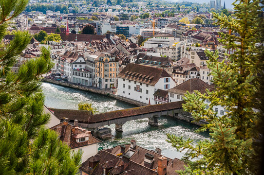 Luzern, Spreuerbr&uuml;cke, Br&uuml;ckenkapelle, Br&uuml;cke, Holzbr&uuml;cke, Nadelwehr, Reuss, Fluss, Altstadt, Altstadth&auml;user, Stadtmauer, Museggmauer, Jesuitenkirche, Sommer, , Schweiz