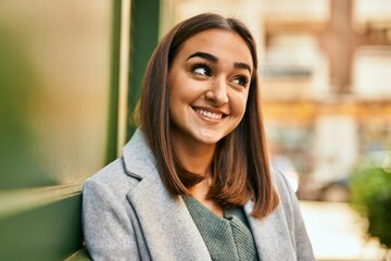 Fototapeta premium Young hispanic girl smiling happy standing at the city.