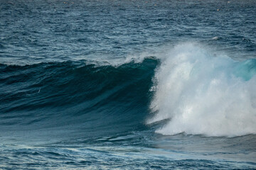 Naklejka premium waves on the beach