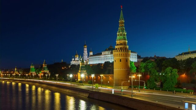 nigh twilight illuminated moscow river kremlin traffic bay panorama 4k timelapse russia