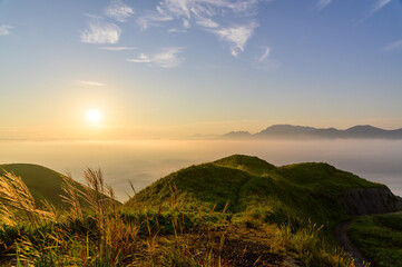 朝焼けの輝き・光芒に輝く雲海風景
阿蘇大観峰(阿蘇外輪山)
A sea of clouds...