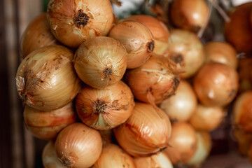 malla de cebollas en una verduler&iacute;a