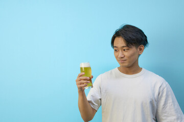 ビールを持つ日本人男性