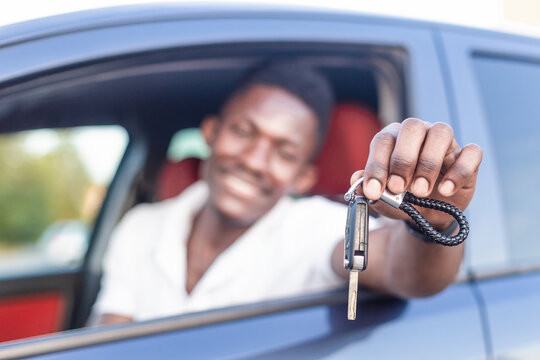 The key to the car is in the hands of an African-American. Buying and renting a car
