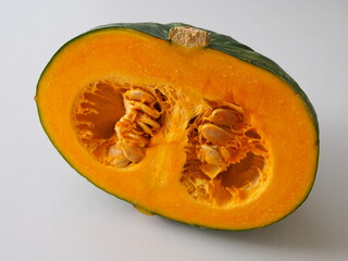 半分にカットしたカボチャの断面