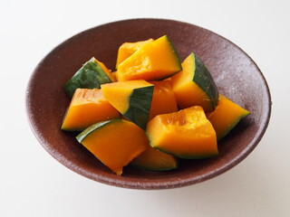 信楽焼の皿に盛り付けたかぼちゃの煮つけ