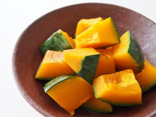 信楽焼の皿に盛り付けたかぼちゃの煮つけ