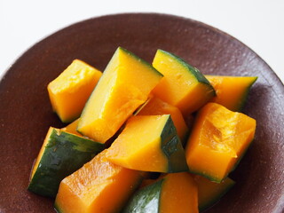 信楽焼の皿に盛り付けたかぼちゃの煮つけ