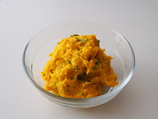 ガラスボウルに入ったカボチャのマッシュサラダ