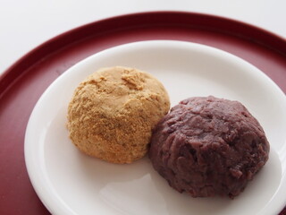 朱塗りのお盆にのったつぶ餡ときなこのおはぎ