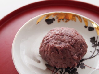 朱塗り盆の骨董皿にのったつぶ餡のおはぎ