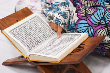 Obraz premium Quranic verses that are read isolated on white background