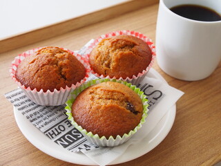 ウッドトレーにのったお手製カップケーキとコーヒー