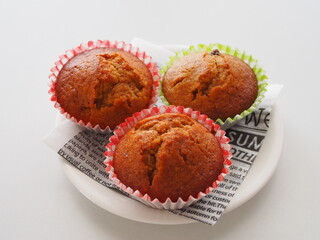 白いテーブルの上の手作りカップケーキの皿