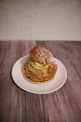 皿に乗ったシュークリーム