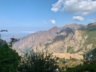 Naklejka premium Montagne corse vue sur la mer