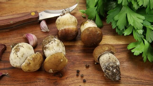 c&egrave;pes de Bordeaux sur une planche &agrave; d&eacute;couper