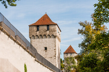 Fototapeta premium Luzern, Schirmerturm, Pulverturm, Museggtürme, Museggmauer, Stadtbefestigung, Türme, Westmauer, Wehrgang, Altstadt, Altstadthäuser, Vierwaldstättersee, Reuss, Zentralschweiz, Sommer, Herbst, Schweiz