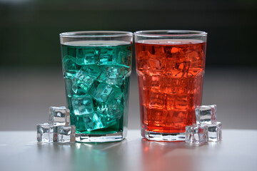 boissons rouge et vert dans des verres avec des glaçons