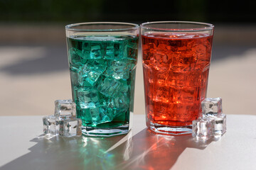 cocktail rouge et vert avec des glaçons