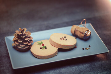 foie gras, tranche de foie gras de canard, réveillon de  noël et nouvel an
