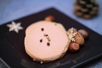 foie gras, tranche de foie gras de canard, réveillon de  noël et nouvel an
