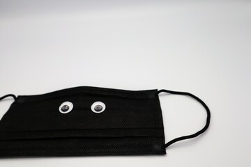 黒の使い捨てマスクのクローズアップ