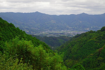 重たい雲と街並みと自然のミックス