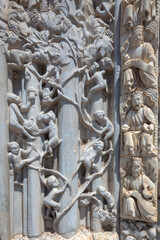 Messina. Rilievi scultorei del portale sulla facciata della Cattedrale.

