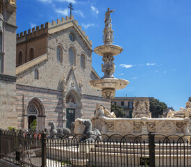 Fototapeta premium Messina. Fontana di Orione sullo sfondo della facciata della Cattedrale.