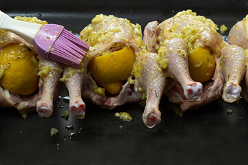 Pollos preparados para asar.