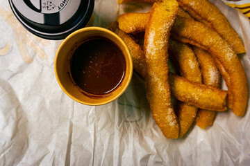 porras o churros con chocolate caliente, desayuno típico español para tomar en familia