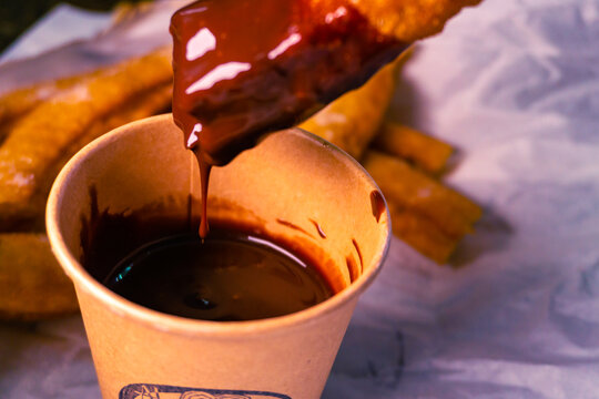 porras o churros con chocolate caliente, desayuno t&iacute;pico espa&ntilde;ol para tomar en familia