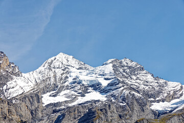 Fototapeta na wymiar Sommets enneigés des Alpes Suisses