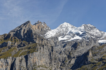 Sommets enneigés des Alpes Suisses